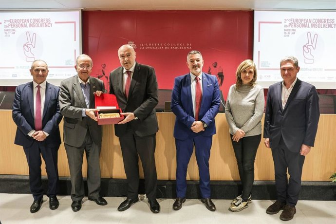 El decano del ICAB, Jesús M. Sánchez, y el conseller de Empresa y Trabajo de la Generalitat, Miquel Sàmper, entregan el primer premio de la Segunda Oportunidad a la Fundación Pimec