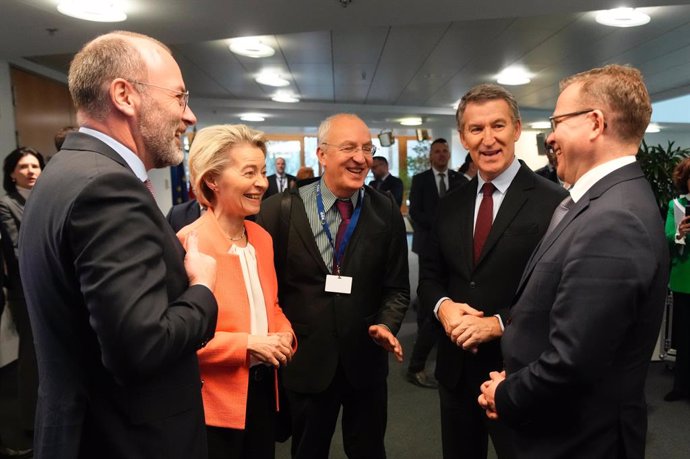 El líder del PP, Alberto Núñez Feijóo, participa en una reunión del PPE en Berlín. Le acompañan, entre otros, la presidenta de la Comisión Europea, Ursula von der Leyen, y el presidente del PPE, Manfred Weber.