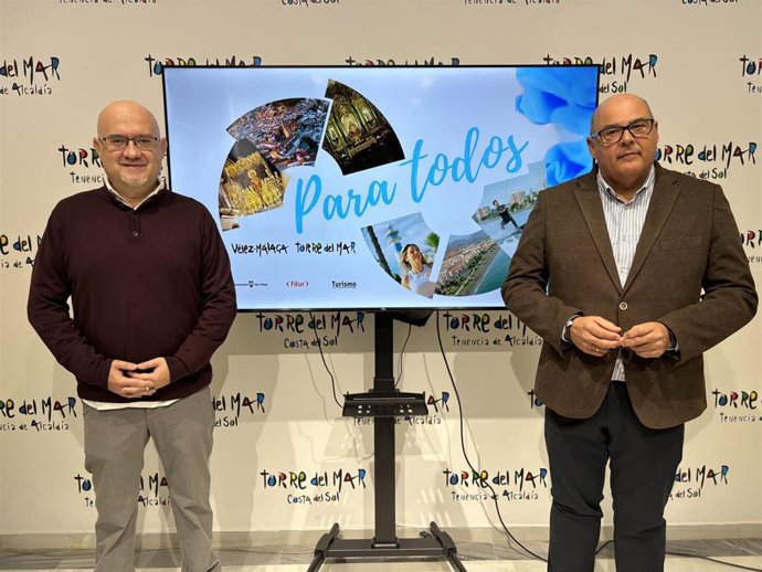 El alcalde de Vélez-Málaga (Málaga), Jesús Lupiáñez, junto al teniente de alcalde de Torre del Mar, Jesús Pérez Atencia, han presentado la campaña promocional que promueve al municipio como un destino 'Para todos' que llevarán a Fitur.