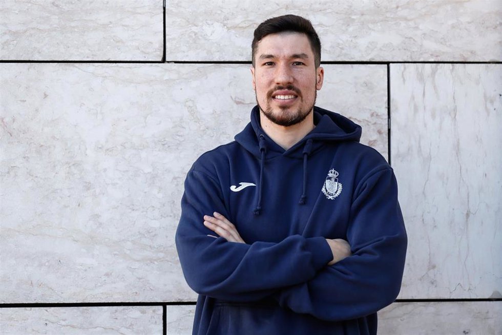 El jugadador de la selección español de balonmano Alex Dujshebaev posa para Europa Press.