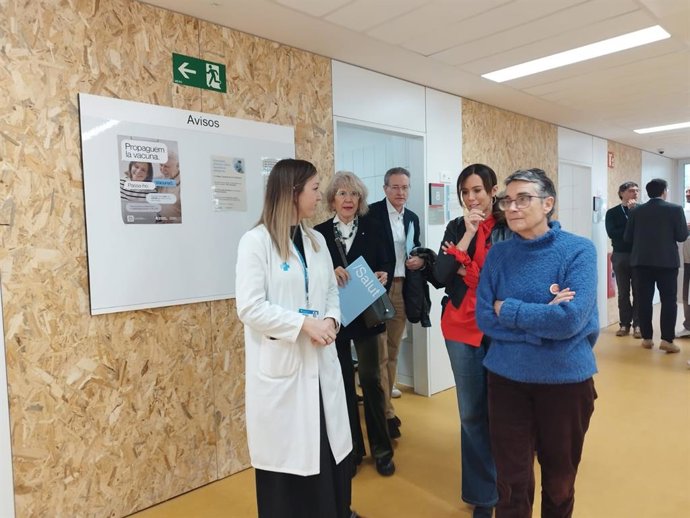 La consellera de Salud de la Generalitat, Olga Pané, durante su visita al ampliado CAP Concòrdia de Sabadell (Barcelona).