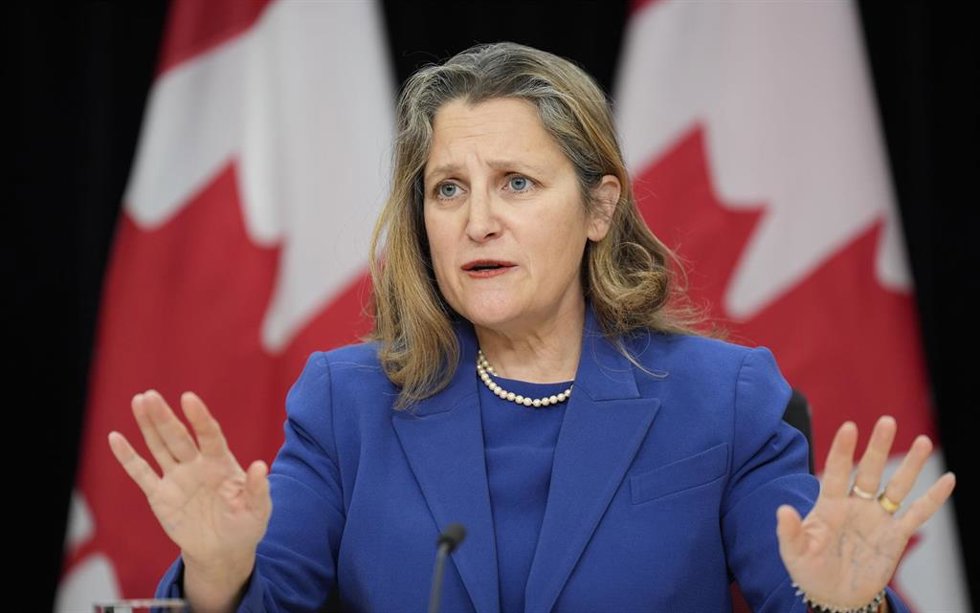 Archivo - La exministra de Finanzas Chrystia Freeland durante una rueda de prensa. 