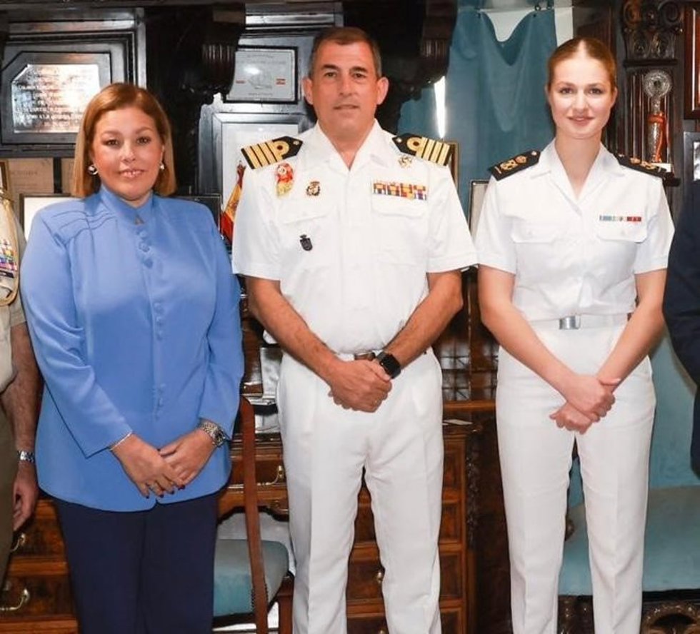 La presidenta del Parlamento de Canarias, Astrid Pérez, y la Princesa Leonor, junto al comandante del buque-escuela Juan Sebastián Elcano durante la recepción a las autoridades