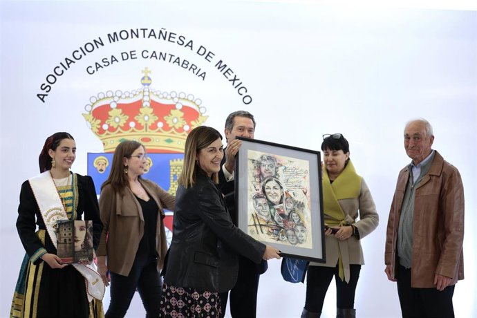 La presidenta del Gobierno de Cantabria, María José Sáenz de Buruaga, recibe unos presentes otorgados por la Asociación Montañesa de México
