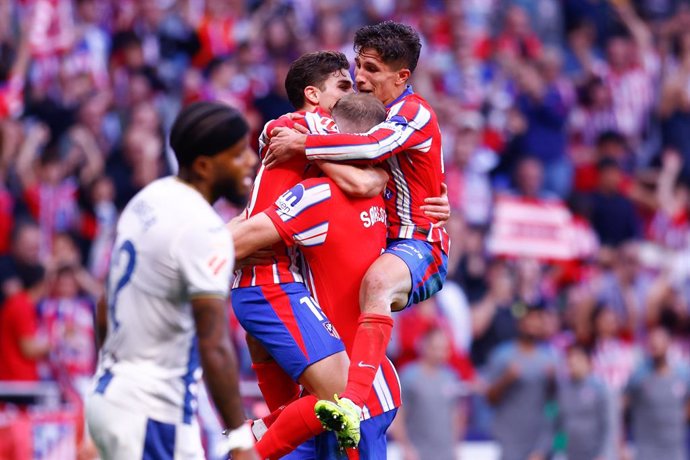 Archivo - Alexander Sorloth, Julian Alvarez and Giuliano Simeone of Atletico de Madrid celebrate a goal during the Spanish League, LaLiga EA Sports, football match played between Atletico de Madrid and CD Leganes at Riyadh Air Metropolitano stadium on Oct