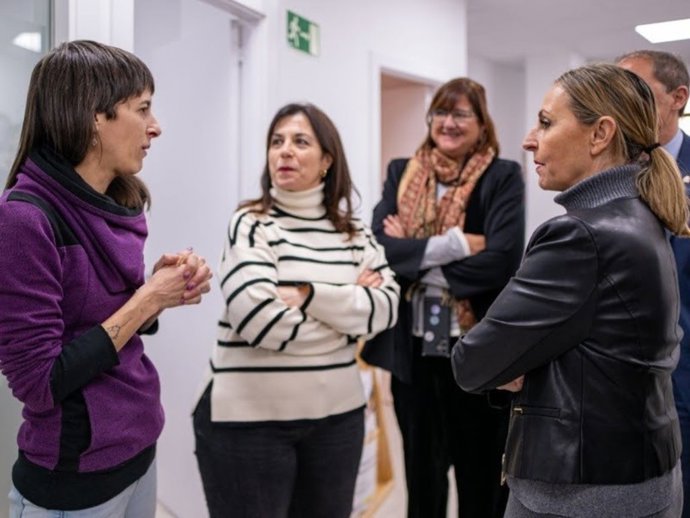 Eva Menor durante su visita al centro de atención a violencias machistas 24 horas de Tàrrega (Lleida).