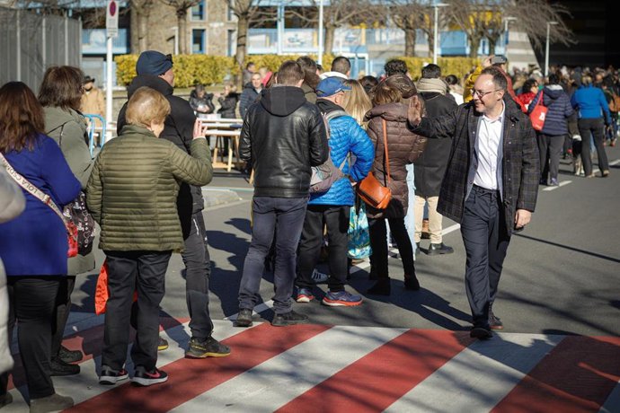 El Jefe De Gobierno, Xavier Espot, Saluda A Unos Ciudadanos