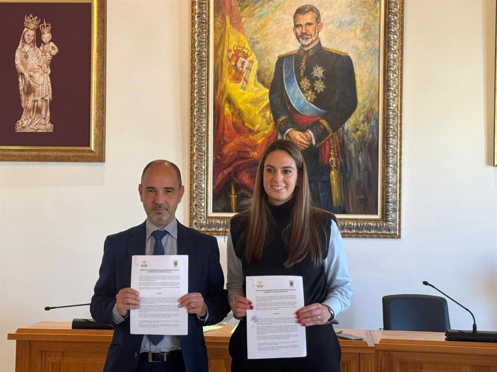 Firma del acuerdo entre el Ayuntamiento de Palos de la Frontera y Caja Rural del Sur.