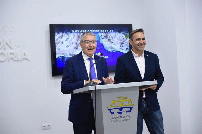 El alcalde de Rincón de la Victoria, Francisco Salado, acompañado por el concejal de Turismo, Antonio José Martín
