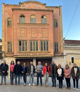 El alcalde de Martos, Emilio Torres, y concejales frente al cine San Miguel, ya de titularidad municipal