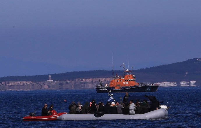 Archivo - LESVOS (GREECE), March 1, 2020  A boat full of refugees from Turkey approaches the port of Thermi, on the island of Lesvos, Greece, on March 1, 2020. Dozens of refugees and migrants reached the shores of Lesvos island in northeastern Aegean Sea,