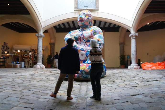 El regidor de Cultura del Ayuntamiento de Palma, Javier Bonet, frente a una de las propuestas expositivas del Casal Solleric.