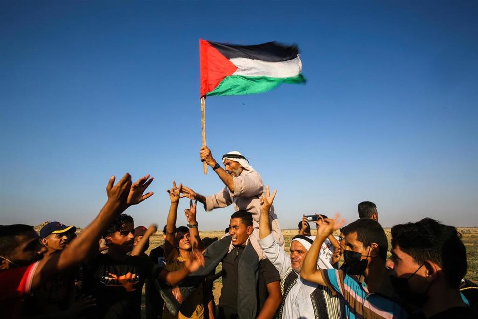 Archivo - August 25, 2021, Gaza, Palestine: A protester holds a flag of Palestine during the demonstration near the border between Israel and Gaza Strip..Palestinian factions are organizing a march on the border between the Gaza Strip and Israel to prot
