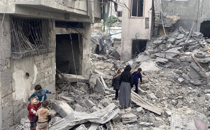 January 16, 2025, Gaza City, Gaza Strip, Palestinian Territory: People check the rubble of buildings hit in Israeli strikes the previous night in Al Daraj neighborhood in Gaza City, on January 16, 2025, following a truce announcement amid the war between 