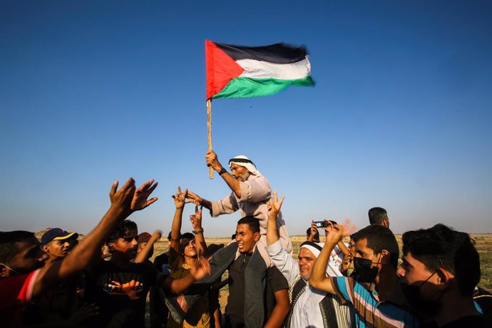 Archivo - August 25, 2021, Gaza, Palestine: A protester holds a flag of Palestine during the demonstration near the border between Israel and Gaza Strip..Palestinian factions are organizing a march on the border between the Gaza Strip and Israel to protes