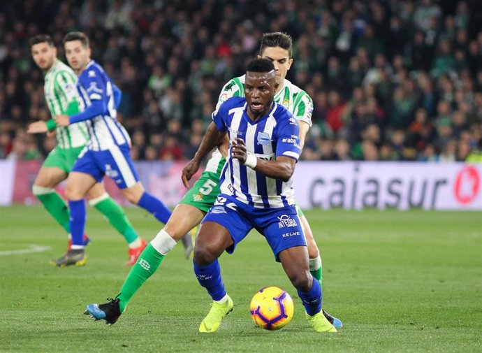 Archivo - Un lance del encuentro entre el jugador bético Bartra y el alavesista Wakaso, en foto de archivo.