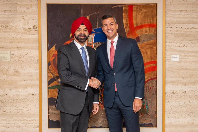 El presidente de Paraguay, Santiago Peña, con el presidente del Banco Mundial, Ajay Banga