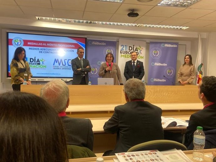 El Servicio de Mediación del Gobierno de La Rioja recibe la Medalla al Mérito Profesional del diario de Mediación