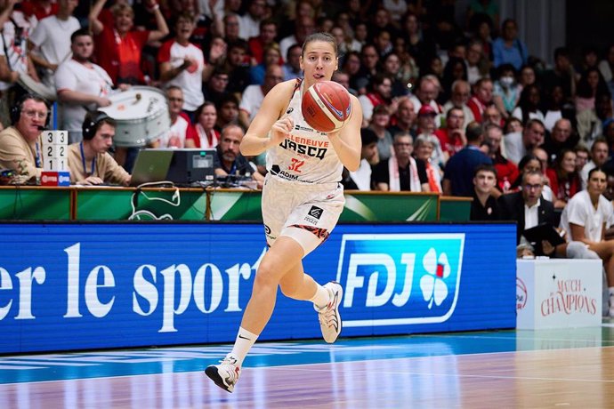 Archivo - SLONJSAK Iva (32) of ESBVA-LM during the Women's Champions match, Final Basketball match between Villeneuve-d’Ascq and Tango Bourges Basket on September 21, 2024 at Palais des Sports Maurice-Thorez of Nanterre, France - Photo Ann-Dee Lamour / CD