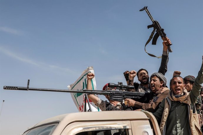 Archivo - 29 January 2024, Yemen, Sanaa: Armed rebels of the Iran-backed Houthi militia ride a pick-up truck during a demonstration against the USA and Israel, amid growing tensions between the USA and the Houthis following the latter's several operations