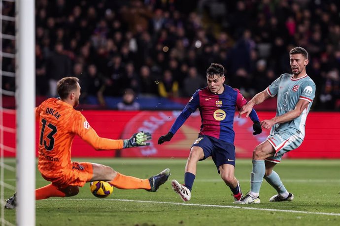 Pedro Gonzalez Pedri of FC Barcelona, Jan Oblak and Clement Lenglet of Atletico de Madrid in action during the Spanish league, La Liga EA Sports, football match played between FC Barcelona and Atletico de Madrid at Estadio Olimpico de Montjuic on December