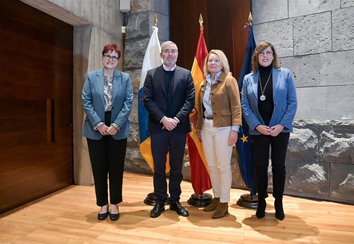 El presidente de Canarias, Fernando Clavijo, y Anne Rudisuhli, miembro del Comité de las Regiones, antes de una reuniómn para abordar la acogida de los menores migrantes en la UE