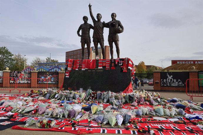 Archivo - George Best, Denis Law y Bobby Charlton