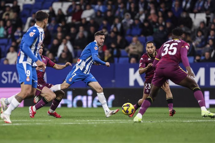 Javi Puado of RCD Espanyol in action during the Spanish league, La Liga EA Sports, football match played between RCD Espanyol and Real Valladolid at RCDE Stadium on January 17, 2025 in Barcelona, Spain.