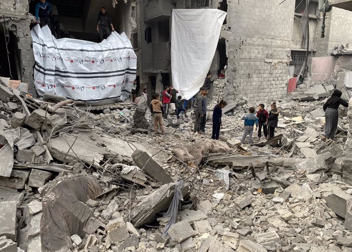 January 16, 2025, Gaza City, Gaza Strip, Palestinian Territory: People check the rubble of buildings hit in Israeli strikes the previous night in Al Daraj neighborhood in Gaza City, on January 16, 2025, following a truce announcement amid the war between 