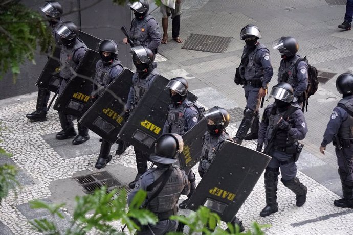 09 January 2025, Brazil, Sao Paulo: Police stand guard as students protest against the increase in the price of public transportation in Sao Paulo. Photo: Cris Faga/ZUMA Press Wire/dpa