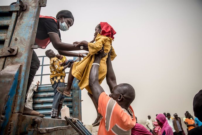 Archivo - March 20, 2024, Joda, South Sudan: A child is loaded into a truck taking people fleeing Sudan's war from Joda, on the Sudanese border, to Renk in South Sudan, where they will stay in a transit camp before they are transported further into the co