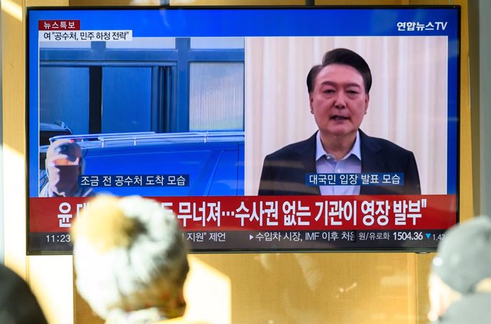 January 15, 2025, Seoul, South Korea: A 24-hour Yonhap news TV broadcast at Seoul Railway Station showing a news broadcast with South Korean impeached President Yoon Suk Yeol speaking during a video message to the public at the South Korean presidential r