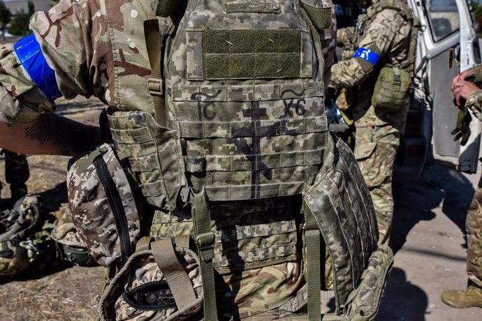 Archivo - August 17, 2024, Zaporizhzhia, Ukraine: An orthodox Christian cross is seen on the body armour of a Ukrainian serviceman of 141st Separate Infantry brigade during the military practice. Russia has moved parts of its units from several directions