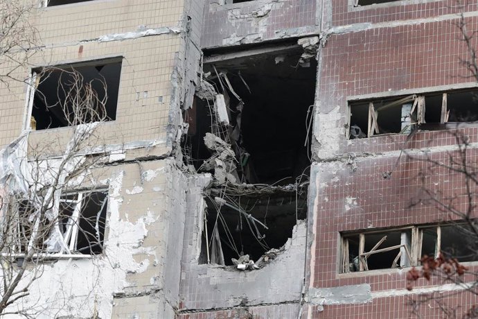 Un edificio de apartamentos resulta dañado por un ataque ruso con una bomba 