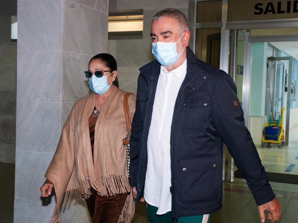 Isabel Pantoja y su hermano Agustín salen del hospital Materno Infantil de Gran Canaria donde han visitado a la pequeña Alma, a 17 de enero de 2024, en Las Palmas de Gran Canaria.