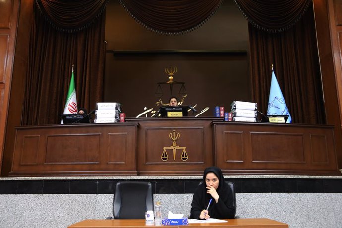 Archivo - May 7, 2024, Tehran, Iran: MAJID HOSEINZADEH (C), presiding judge at Imam Khomeini Judicial Complex Court, sits in the courtroom during the hearing of the complaint of Iranian thalassemia patients against the United States, the government, and o