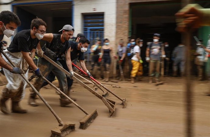 Archivo -  Imagen de voluntarios en tareas de limpieza  de la dana (archivo)