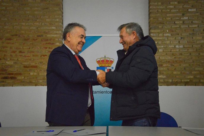 FIrma del convenio de patrocinio entre el Ayuntamiento de Almonte y la asociación de agricultores de 'Puerta de Doñana'.