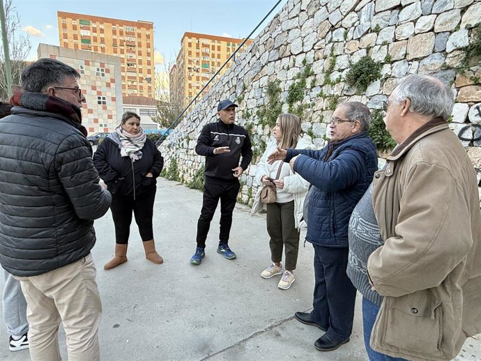 El concejal socialista Jorqe Quero durante una visita al parque junto a vecinos de la zona.