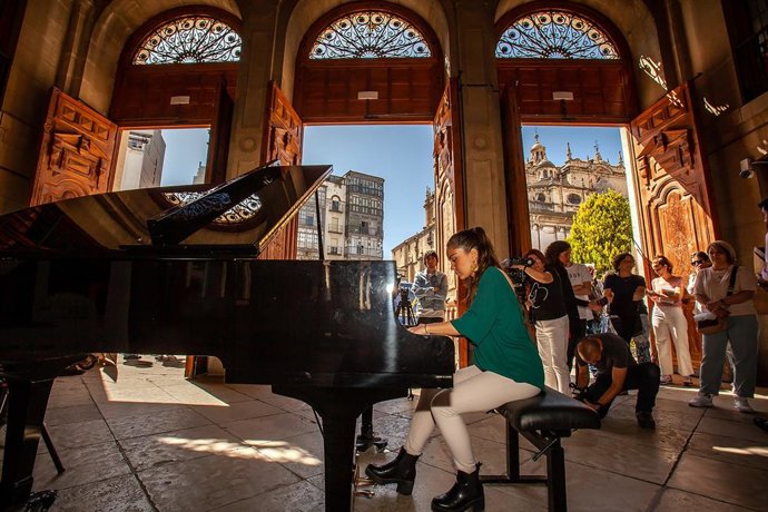 Archivo - Conciertos de piano en la calle en Jaén. (Foto de archivo).