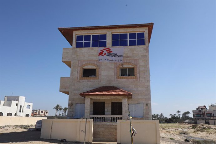 Archivo - February 21, 2024, Khanyunis, Gaza Strip, Palestinian Territory: A view of a damaged building, belonged to medical charity Doctors Without Borders (MSF), following the Israeli attack in al-Mawasi, Khan Yunis, Gaza on February 21, 2024. Medical c