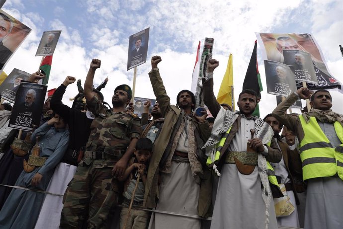 Archivo - October 25, 2024, Sanaa, Sanaa, Yemen: Houthi supporters take part during a rally in solidarity with the Lebanese and Palestinian people, in Sana'a, Yemen, 25 October 2024..Amid heightened tensions in the Middle East, Houthi followers came toget