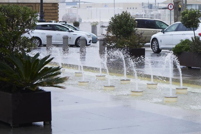 Archivo - Detalle de una fuente donde el chorro es abatido por el fuerte viento en Cádiz.