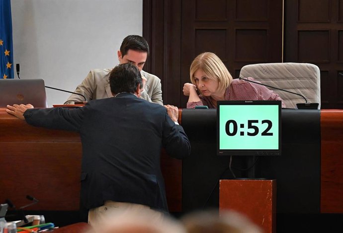 Archivo - El teniente de alcaldesa de Servicios Públicos, Jaime Espinar, y la alcaldesa de Jerez, María José García-Pelayo, en un momento de un pleno municipal.