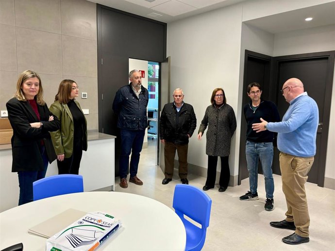 El alcalde de Santomera, Víctor Martínez, y Rosario Peñalver, presidenta de la fundación, han visitado el centro donde se desarrolla este proyecto