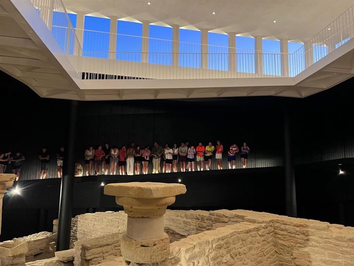 Archivo - Un grupo de personas contempla los restos romanos en el acceso a la cisterna de La Calderona.