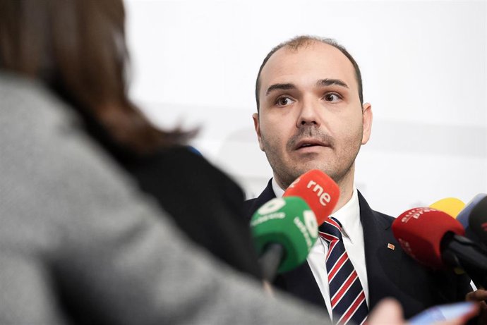 Archivo - El conseller de Presidencia de la Generalitat de Catalunya, Albert Dalmau, atiende a los medios de comunicación, a 15 de enero de 2025, en Madrid