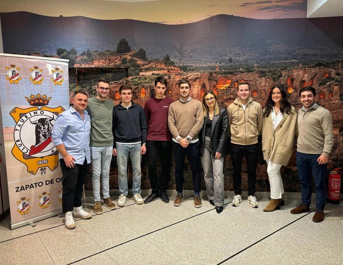 Javier Rubio -en el centro-, reelegido presidente del Club Taurino de Arnedo, posa junto a la nueva junta de la entidad
