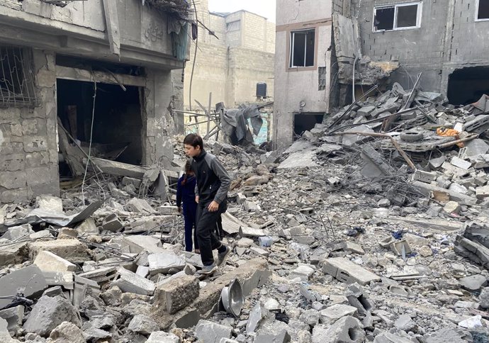 January 16, 2025, Gaza City, Gaza Strip, Palestinian Territory: People check the rubble of buildings hit in Israeli strikes the previous night in Al Daraj neighborhood in Gaza City, on January 16, 2025, following a truce announcement amid the war between 