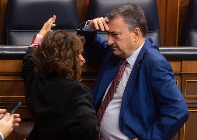 Archivo - La vicepresidenta segunda y ministra de Hacienda, María Jesús Montero y el portavoz del PNV, Aitor Esteban, conversan durante una sesión plenaria, en el Congreso de los Diputados, a 30 de octubre de 2024, en Madrid (España).